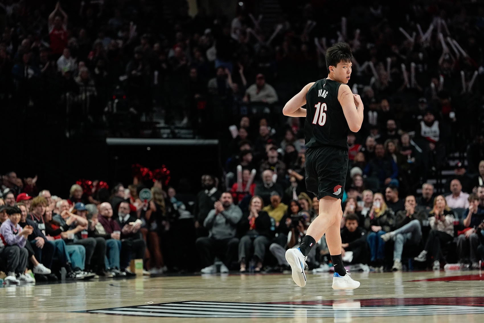 九游官方网站-上来跑两圈有氧~杨瀚森最后时刻出战1分52秒无数据进账 正负值+1